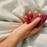 Dame | Pom Palm Vibe Flexible Clitoral Vibrator - Plum